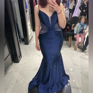 Hi, I’m selling this prom dress from Ellie Wilde. The dress has never been worn